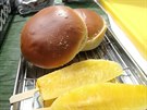 Řezy z ananasu pomáhají k vytrávení.