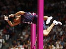 Tyka Renaud Lavillenie bhem kvalifikace na MS v Londýn.