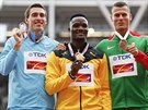 Medailisté závodu na 110 metr pekáek (zleva) Sergej ubenkov, Omar McLeod a...