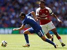 Útoník Chelsea Pedro nahánn Alexem Iwobim z Arsenalu v utkání anglického...