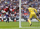 Danny Welbeck z Arsenalu hlavikuje v utkání o anglický superpohár proti...