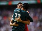 Olivier Giroud a Petr ech oslavují triumf Arsenalu v anglickém superpoháru.