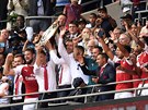 Hrái Arsenalu oslavují zisk anglického superpoháru.