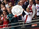 Branká Arsenalu Petr ech drí trofej pro vítze anglického superpoháru s...