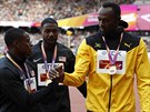 Jamajský sprinter Usain Bolt (vpravo) gratuluje svým americkým pemoitelm...