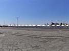Panorama pístavu, kde probíhá registrace uprchlík po vylodní. Vlevo lo...