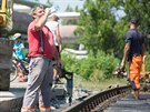 Dlníci ve vedru opravují elezniní pejezd v Otrokovicích (1. srpna 2017).
