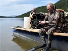 Ruský prezident Vladimír Putin lovil tiku harpunou. (5. srpna 2017)