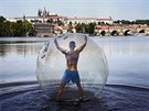 V horkých srpnových dnech mohou na Vltav v Praze zájemci vyzkouet takzvaný...