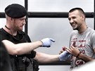 Policejní hlídky na nkolika místech v Praze kontrolují srbské fotbalové...