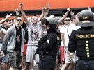 Policejní hlídky na nkolika místech v Praze kontrolují srbské fotbalové...