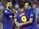 Fotbalisté Barcelony Gérard Pique, Luis suárez a Sergio Busquets se radují ze...