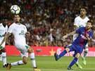 Lionel Messi z Barcelony stílí na bránu brazilského Chapecoense na stadionu...