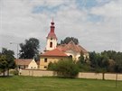 Kostel sv. Vojtcha v Poaplech je dílem Kiliána Ignáce Dientzenhofera.