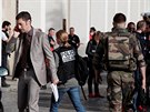 Francouztí policisté a vojáci hlídkují na pedmstí Levallois-Perret poté, co...