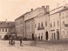 Na fotografii z roku 1885 je dm U Slovana tet zprava. Dvanct let pot zde...