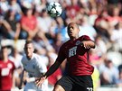 Jonathan Biabiany v dresu Sparty zpracovává mí v utkání proti Mladé Boleslavi.