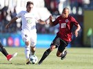 Jonathan Biabiany ze Sparty (vpravo) atakuje Adama Jánoe v dresu Mladé...