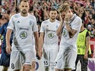 Fotbalisté Mladé Boleslavi zklaman odcházejí ze stadionu v albánském Elbasanu,...