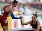 Pavel Maslák (vlevo) se po rozbhu na 400 metr zdraví s Belgianem Kevinem...