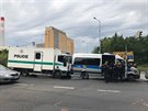 Dva policejní vozy se ped kiovatkou v Praze stetly s dvma osobními auty...