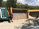 Na Kladensku se pevrátil na bok náklaák s pískem (9.8.2017)