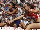 eská sedmibojaka Kateina Cachová (vpravo) bhem závodu na 100 metr na MS v...