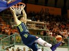 Slovinský talent Luka Doni smeuje v duelu s eskými basketbalisty.