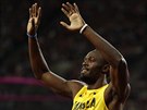 Usain Bolt zdraví londýnské diváky pi mistrovství svta.