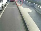 Londýnský bec shodil enu pod kola autobusu