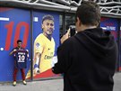 Fanouek pózuje s dresem Neymara ped Parkem princ, stadionem paíského Saint...