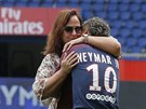 Neymar objímá maminku.