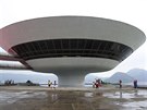 Muzeum umní (1991-1996) v Niterói od Oscara Niemeyera stojí na vyvýeném útesu...