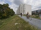 Cyklisté na cyklostezce v ulici Za Karlínským pístavem v praském Karlín. V...