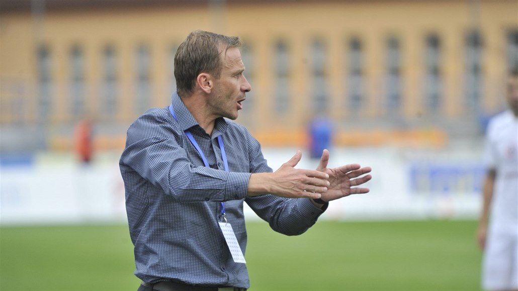 Trenér Vyso�iny Jihlava Ivan Kopecký.