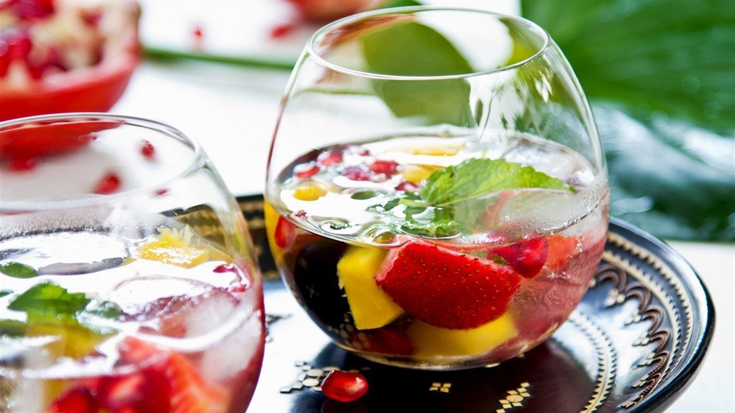 Sangria s ovocem a mátou