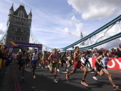 Mu�sk� maraton na MS v Lond�n� odstartoval na ikonick�m Tower Bridge.