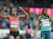 Keňanka Kipyegonová (vlevo) slaví titul mistryně světa v běhu na 1500 metrů.