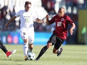 Jonathan Biabiany ze Sparty (vpravo) atakuje Adama Jnoe v dresu Mlad...