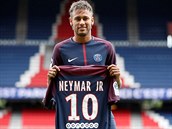 NOV PA͎SK DESTKA. Tak s tmhle slem budu hrt, ukazoval Neymar po...