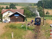 Jednou z budov, které obce odkoupily od státu a �eká ji obnova, je také nádra�í...