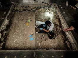 Archeolog zkoum masov hrob v Riu de Janeiro. V roce 1996 zde byly objeveny...
