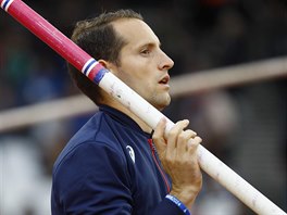 Francouz Renaud Lavillenie ped finle tyky na MS v Londn.