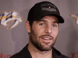 Kapitn hokejist Nashvillu Mike Fisher mluv s reportry.