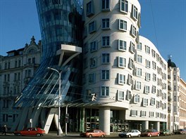 Tanící dm se stal symbolem moderní architektury v Praze.