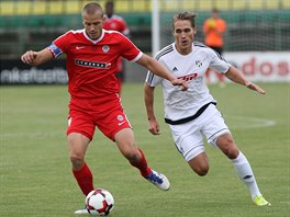 Michal Snel (v blm) z HFK Olomouc atakuje Petra Pavlka ze Zbrojovky Brno.