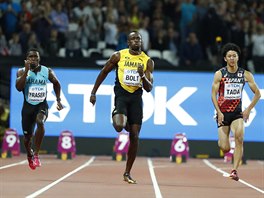 Jamajčan Usain Bolt (uprostřed) si běží pro postup z rozběhu.