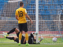 Pekonan sokolovsk brank Jaroslav Bela bhem utkn s stm nad Labem.