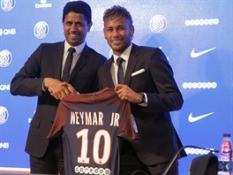 Nejdraí fotbalista planety Neymar na první tiskové konferenci v roli hráe...