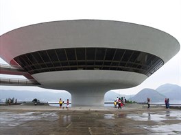 Muzeum umění (1991-1996) v Niterói od Oscara Niemeyera stojí na vyvýšeném útesu...